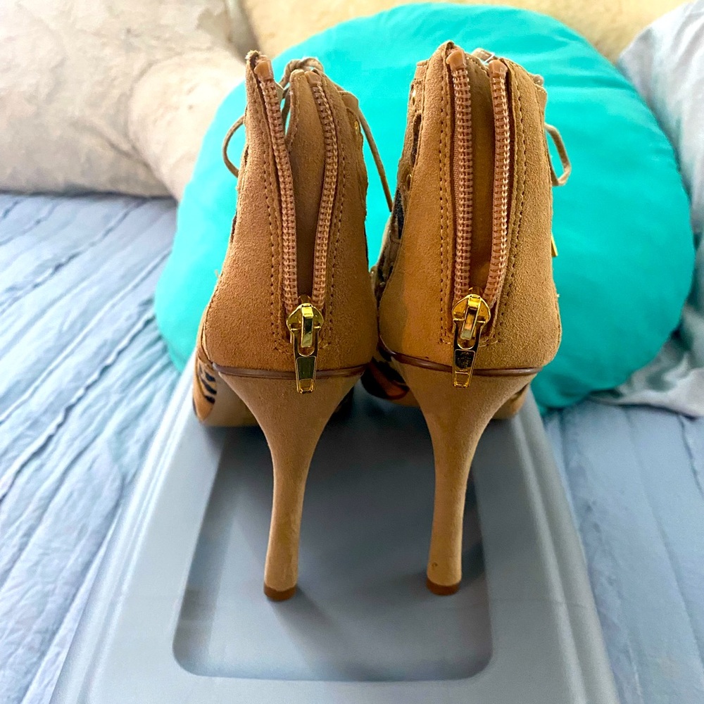 Dolce Vita size 7 leopard front lace up shoe
